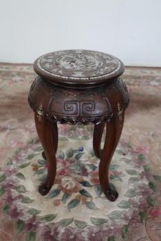 Èínský stolek vykládaný perletí